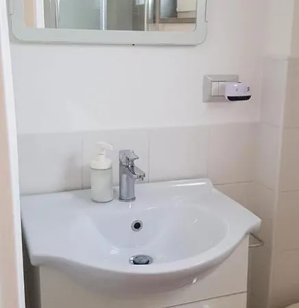 Attic Apartment-private Parking