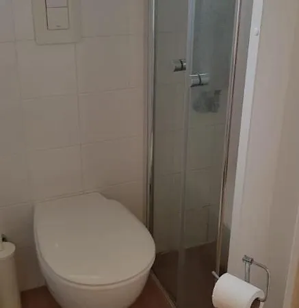 Attic Apartment-private Parking 아파트 *